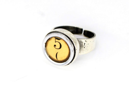 Anello con iniziali versione old style Numero 5,  incisione punteggiatura ?! - tasto di macchina da scrivere Woodstock anni '30 .art.282 - Glimoire